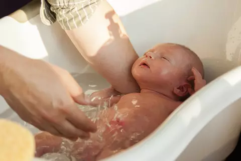 Bebê tomando banho