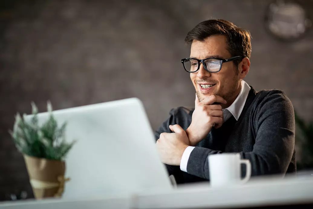 Homem lendo notícia no laptop