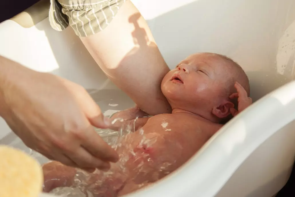 Bebê tomando banho